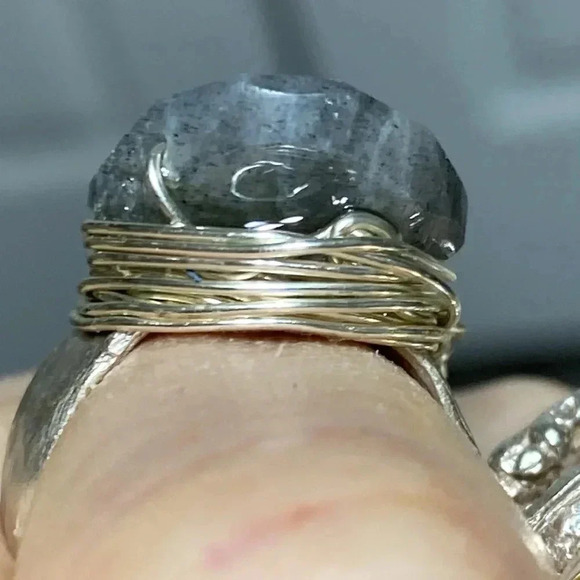 Handcrafted wire wrapped silver tone hammered adjustable Labradorite ring. - Picture 6 of 10